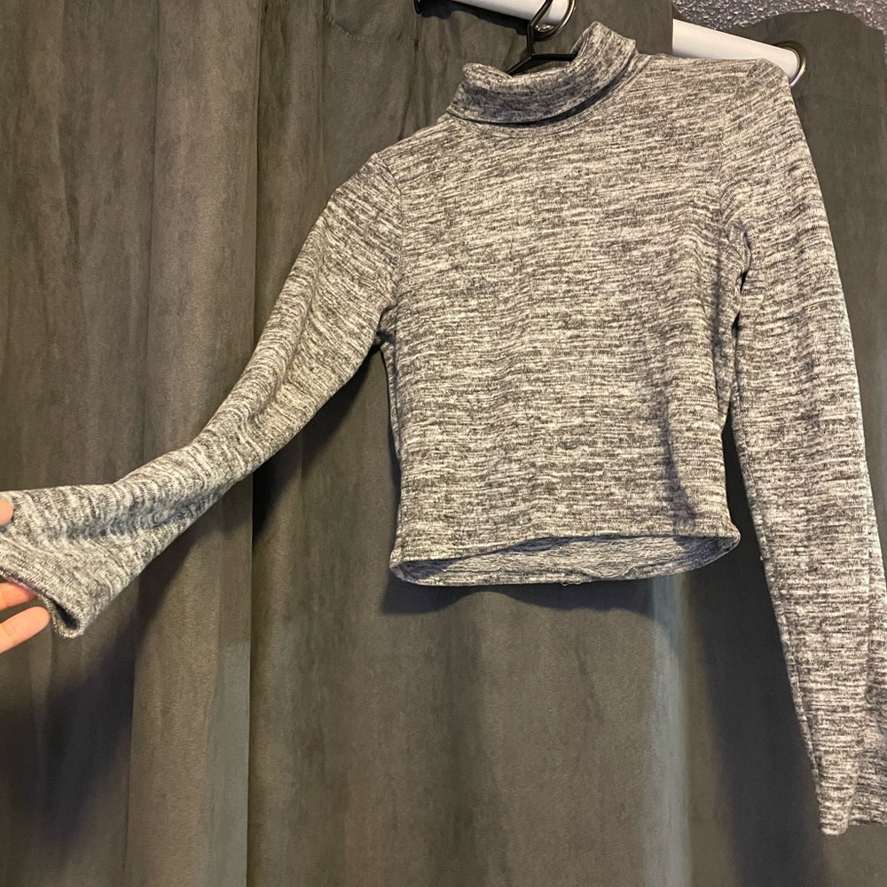 SEDUCTIONS by SIRENS Light Grey Turtle Neck Cropped Long Sleeve ‼️$9 price drop